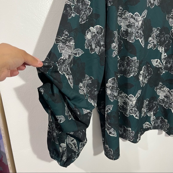 Eloquii Floral Blouse With Ruched Sleeves Green/Black/White Size 28 - Picture 3 of 10